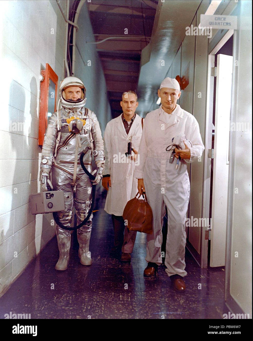 L'astronaute John H. Glenn Jr., médecin de la NASA William Douglas et spécialiste en équipement Joseph O. Schmidt laisser espace équipage avant la mission Mercury-Atlas 6. Glenn est dans sa combinaison pressurisée, et réalise l'unité de ventilation portable. Banque D'Images