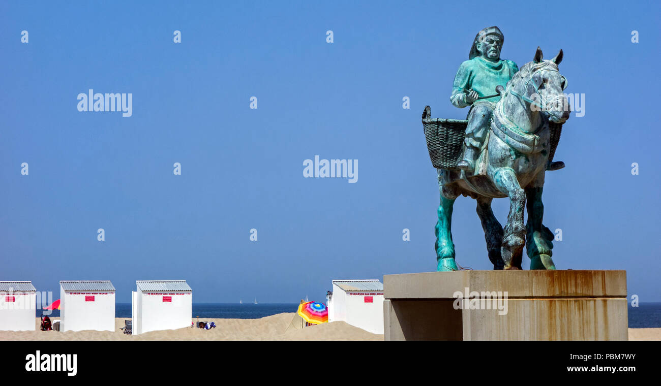Paardenvisser clonés, sculpture en bronze de shrimper à cheval sur la plage de Koksijde, Flandre occidentale, Belgique Banque D'Images