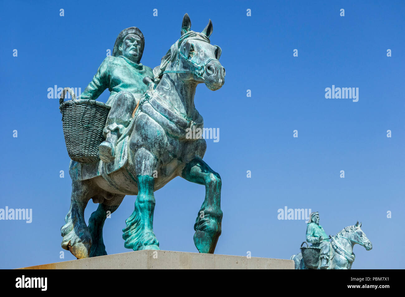 Paardenvissers clonés, sculptures en bronze de crevette à cheval sur la plage de Koksijde, Flandre occidentale, Belgique Banque D'Images