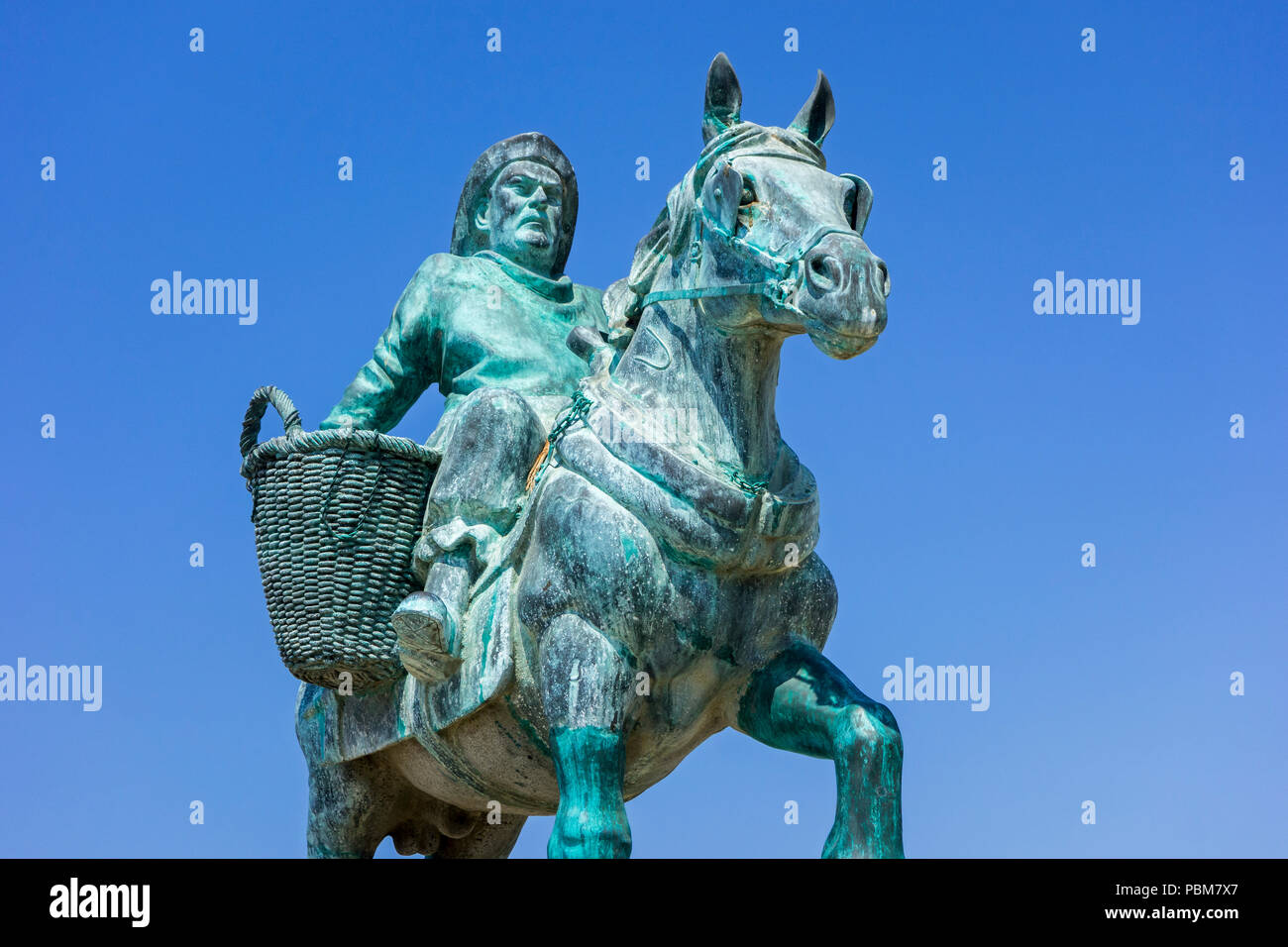 Paardenvisser clonés, sculpture en bronze de shrimper à cheval sur la plage de Koksijde, Flandre occidentale, Belgique Banque D'Images