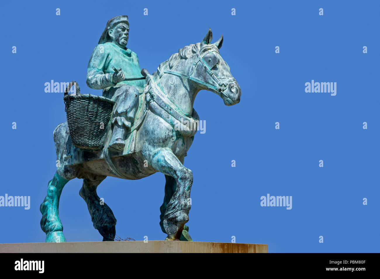 Paardenvisser clonés, sculpture en bronze de shrimper à cheval sur la plage de Koksijde, Flandre occidentale, Belgique Banque D'Images