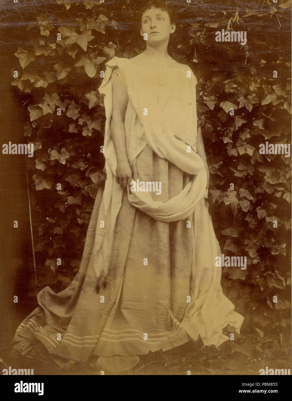 [Isabel Bateman] ; Julia Margaret Cameron (britannique, né en Inde, 1815 - 1879) ; l'eau douce, île de Wight, Angleterre ; 1874 ; ; à l'albumine argentique 35,8 x 27,9 cm (14 1/8 x 11 in.) ; 86.XM.636,6813 Isabel Bateman Banque D'Images