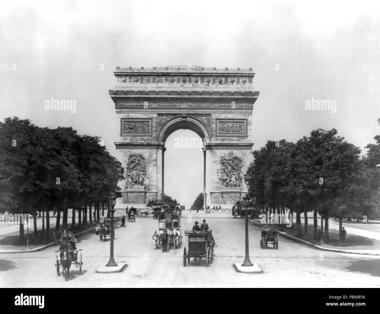 France - Paris - L'Arc de Triomphe de l'Etoile ; variété de véhicules à traction sur les Champs Elysées 1900 Banque D'Images