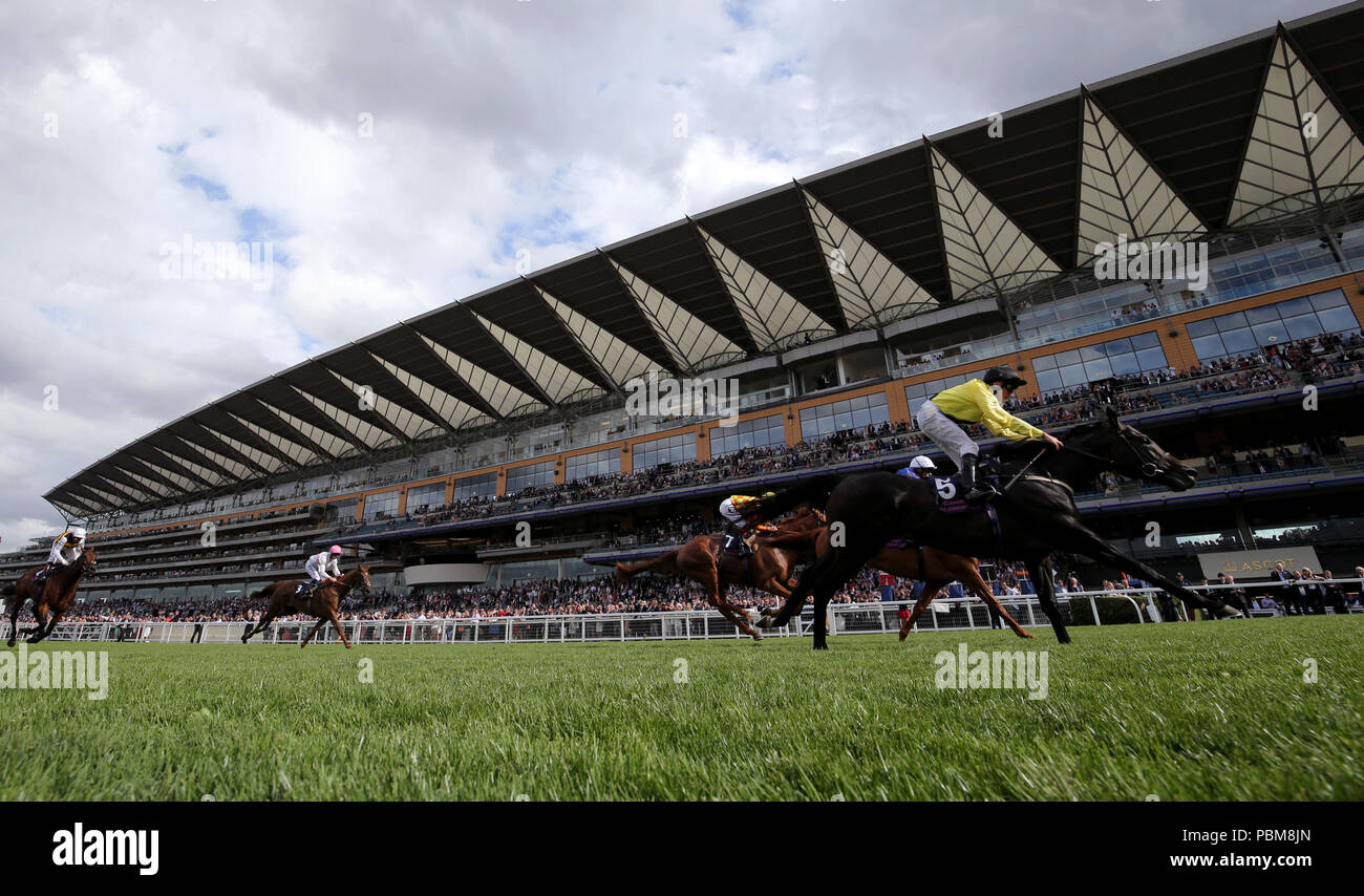 Koeman monté par jockey J F Egan (droite) va sur le terrain de camping Canisbay gagner le handicap Bloodstock pendant le roi George journée à l''hippodrome d''Ascot. Banque D'Images