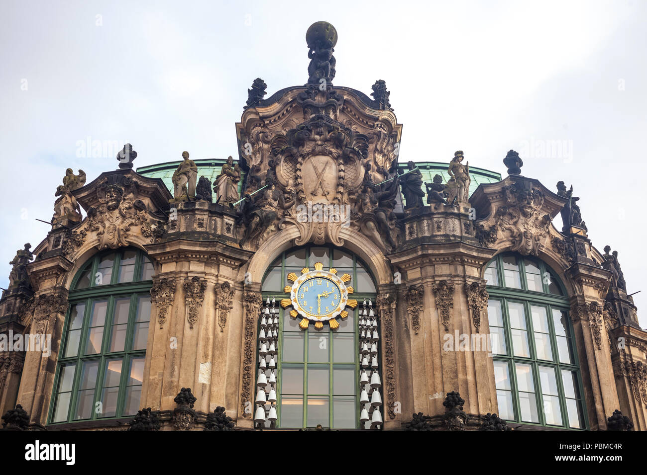 Détail d'une des portes du Palais Zwinger à Dresde, un palais baroque. Banque D'Images