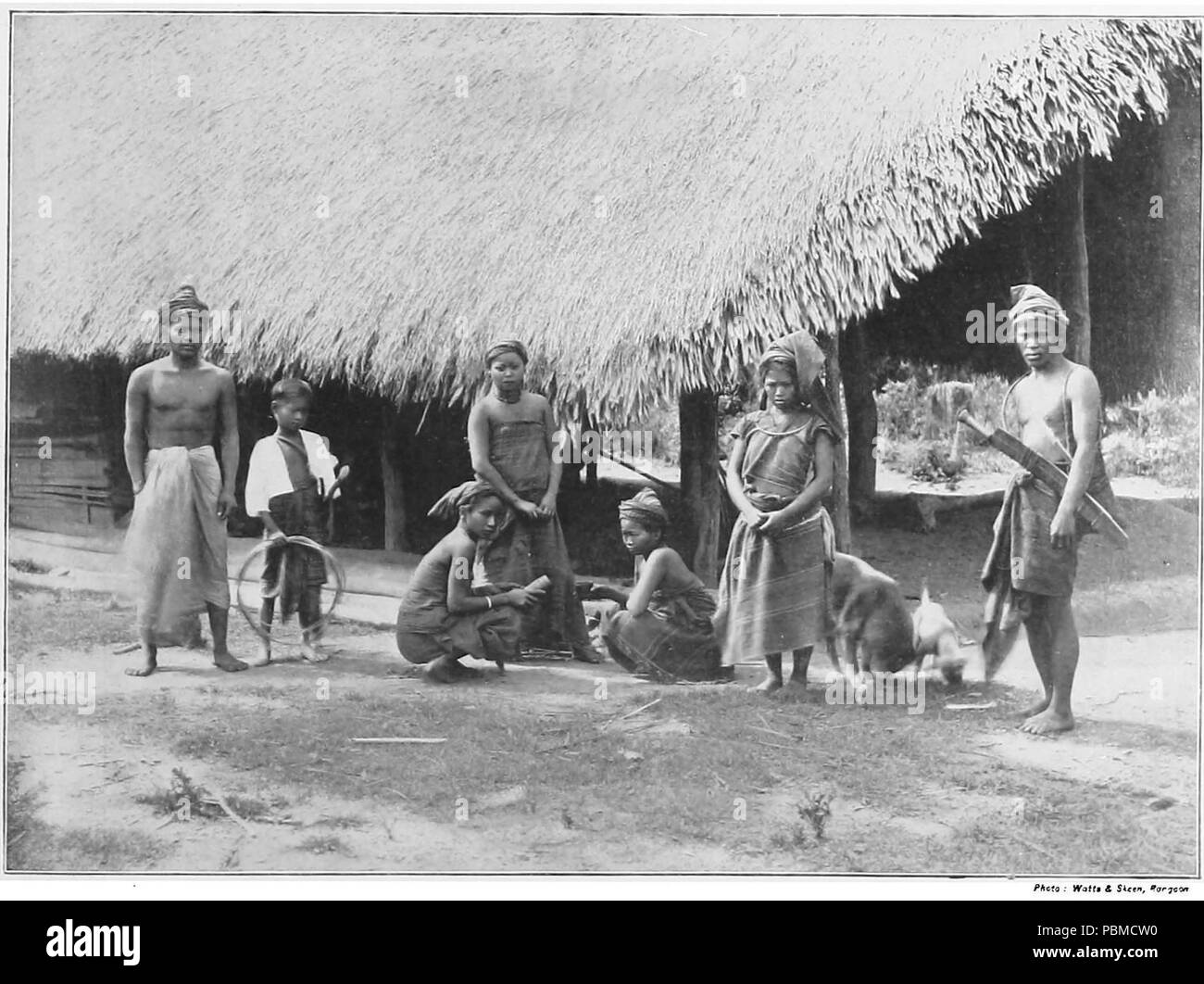 . Chef Kachin et sa maison (Birmanie) . Entre 1897 et 1899 852 153 QE2 Kachin Banque D'Images