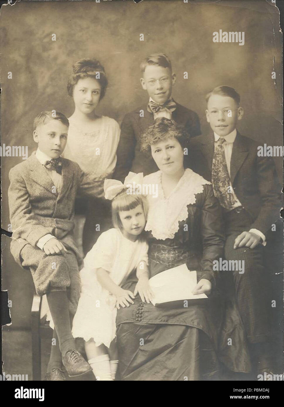 854 Kate Brew Vaughn et ses enfants. Martha est à l'arrière, puis il y a les jumeaux Bill et Pet, Ed est sur la gauche et en façade miteuse. Décembre 1915 Nashville Banque D'Images