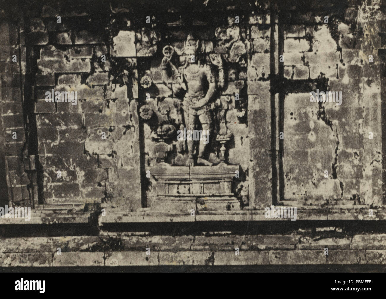 863 - 106693 KITLV Isidore van Kinsbergen - Bas-relief d'un quatre-armé Vishnu sur le mur nord de Tjandi Dijeng Srikandi sur plateau en 1864-07-1864-09 - Wonosobo Banque D'Images