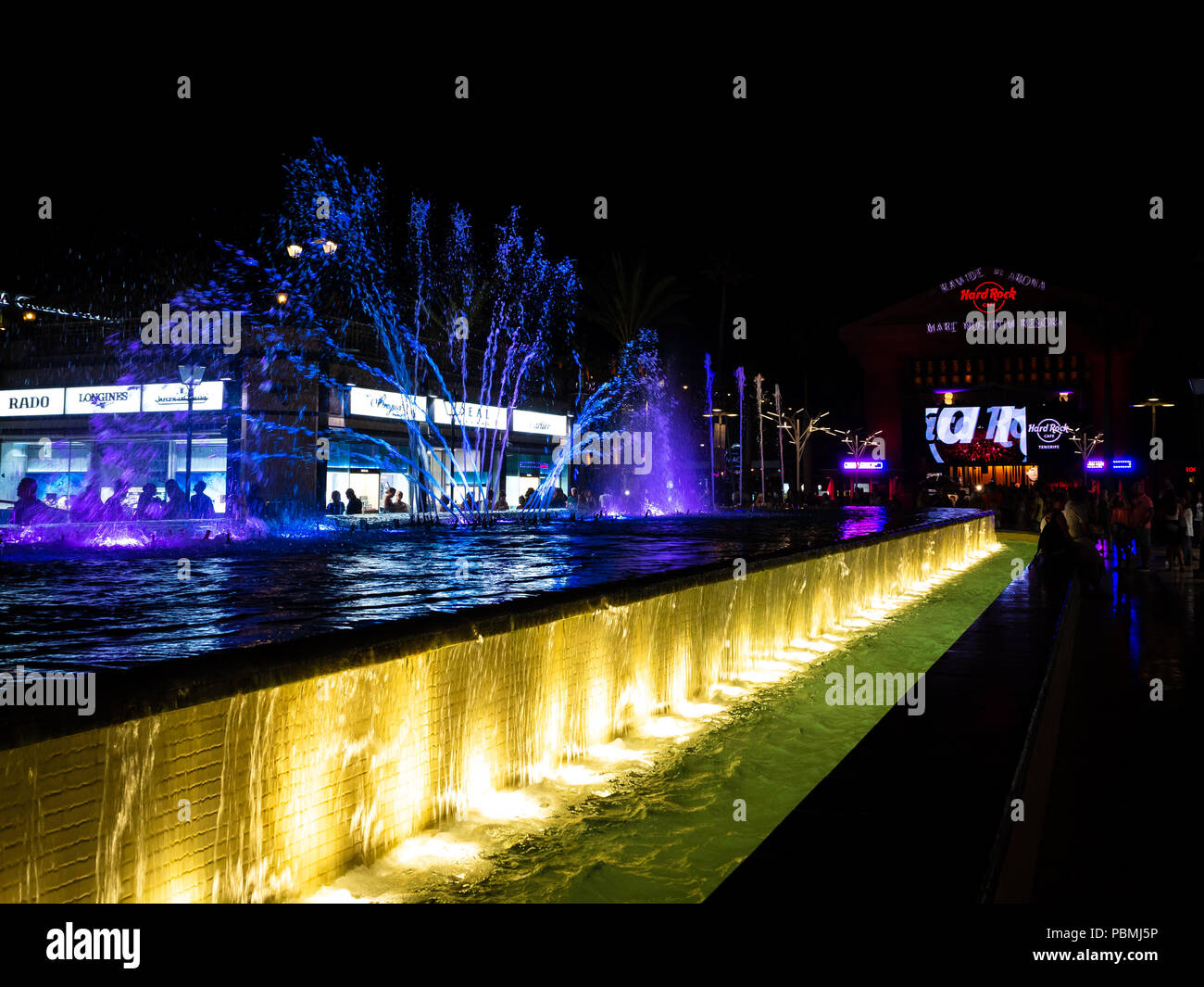 Playa de Las Americas, Tenerife, Espagne - Juillet 10, 2018 : Avis de  fontaine illuminée en performance las Americas entouré de boutiques de luxe  à Tenerif Photo Stock - Alamy