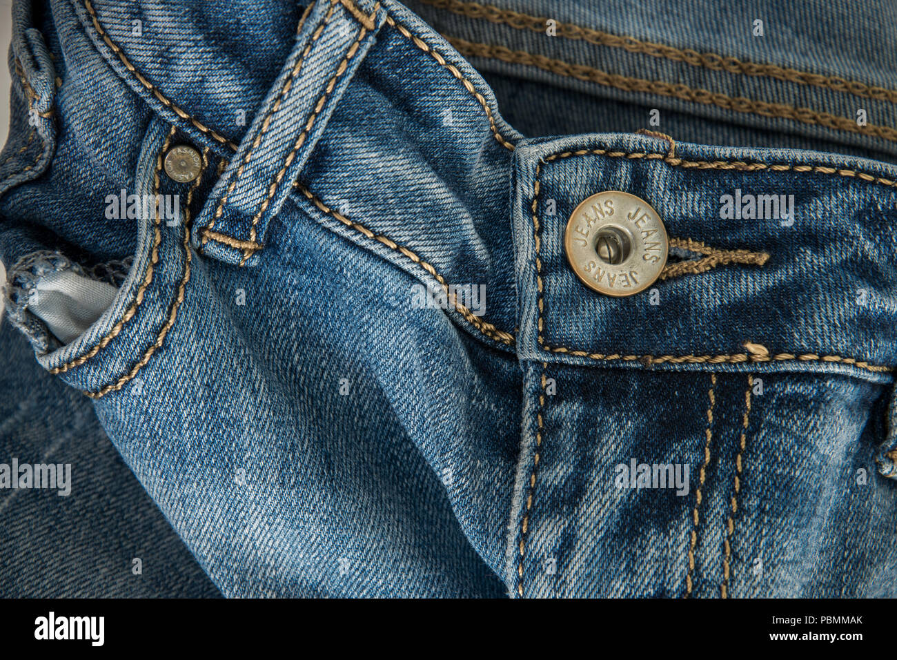 Close-up d'une paire de jeans avec le mot "jeans" sur le bouton Photo Stock  - Alamy