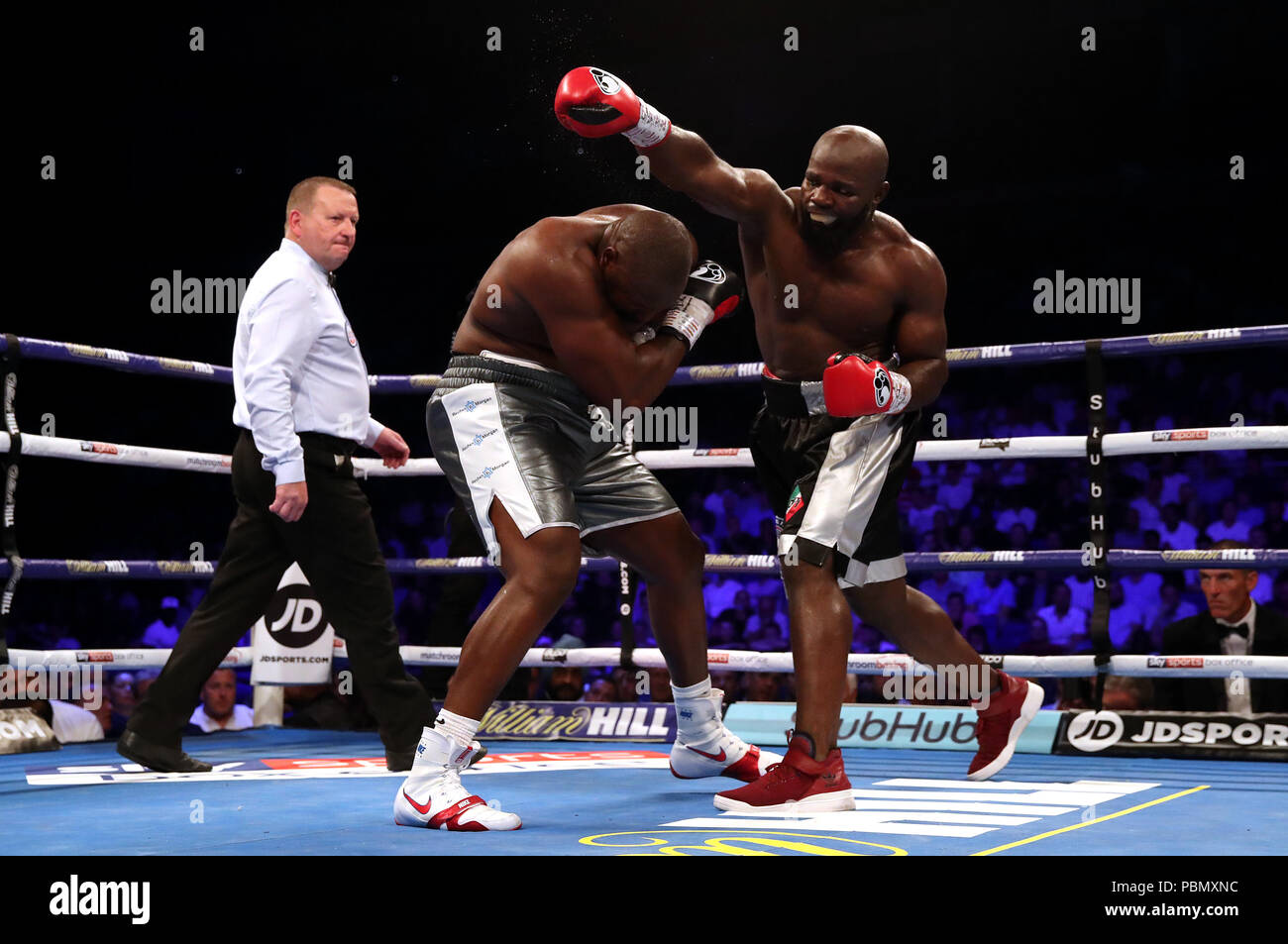 Dereck Chisora (à gauche) en action contre Carols Takam durant leur International WBA heavyweight title à l'O2 Arena, Londres. Banque D'Images