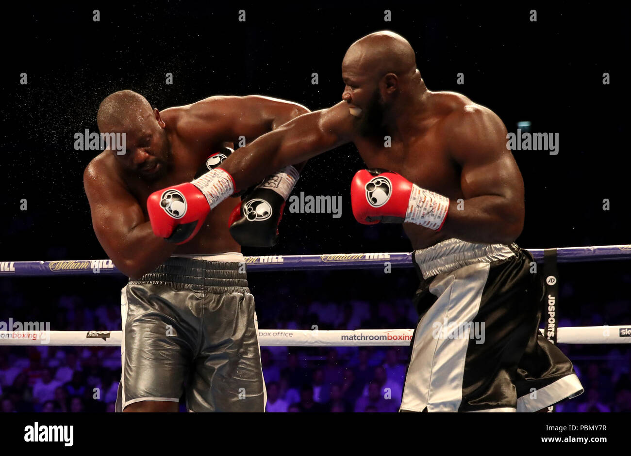 Dereck Chisora (à gauche) en action contre Carols Takam durant leur International WBA heavyweight title à l'O2 Arena, Londres. Banque D'Images