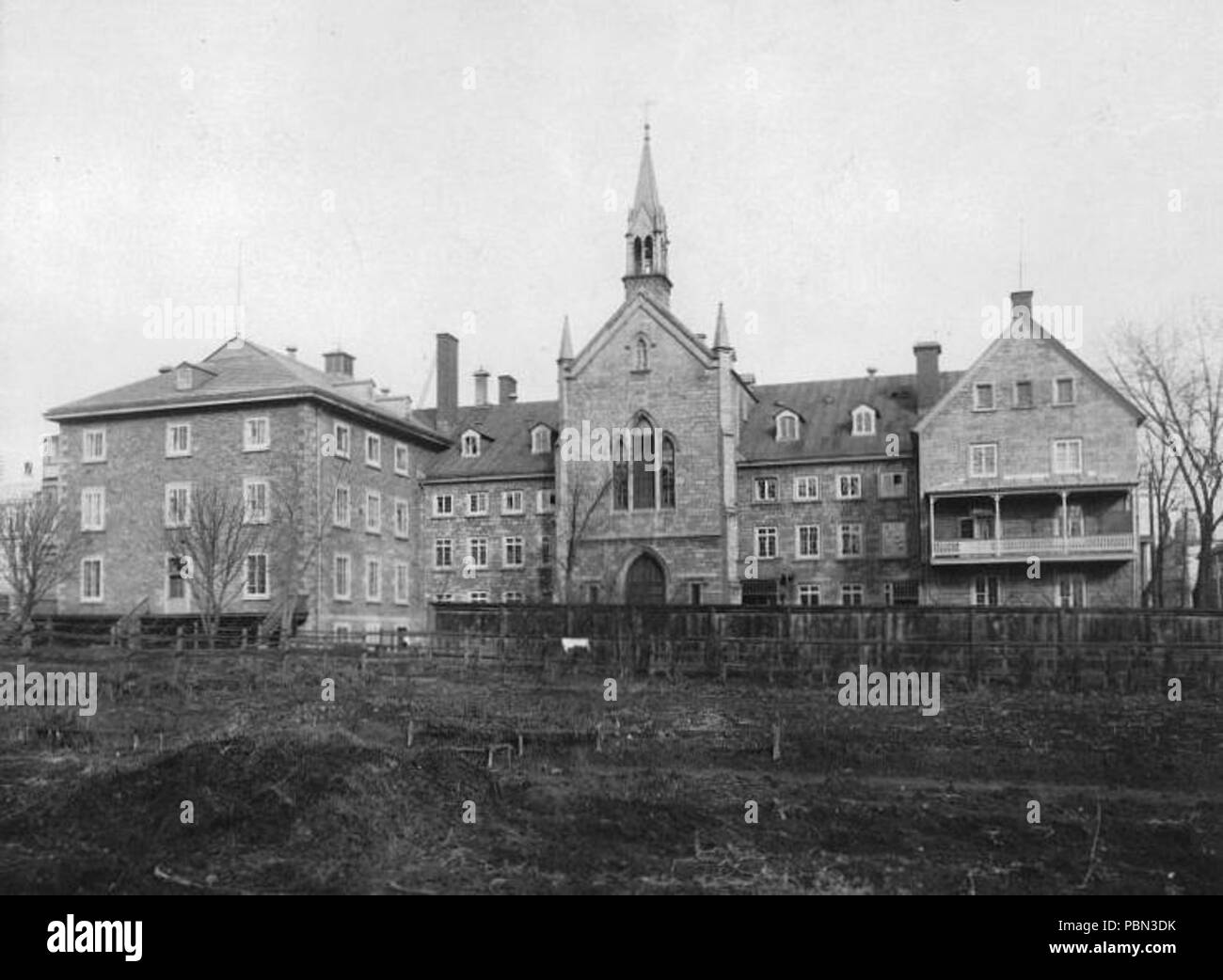 . Anglais : Photographie, Maison Mère et Chapelle des Soeurs de la Providence, rue Sainte-Catherine, Montréal, QC, vers 1890, anonyme, les sels d'argent sur papier monté sur carton - papier albuminé 18 x 24 cm - English : Photographie, La Maison-mère et chapelle des Soeurs de la Providence, rue Sainte-Catherine, Montréal, QC, vers 1890, anonyme, sels d'argent sur papier monté sur carton - papier albuminé 18 x 24 cm - . vers 1890 985 Maison simple et chapelle des Soeurs de la Providence 1890 Banque D'Images