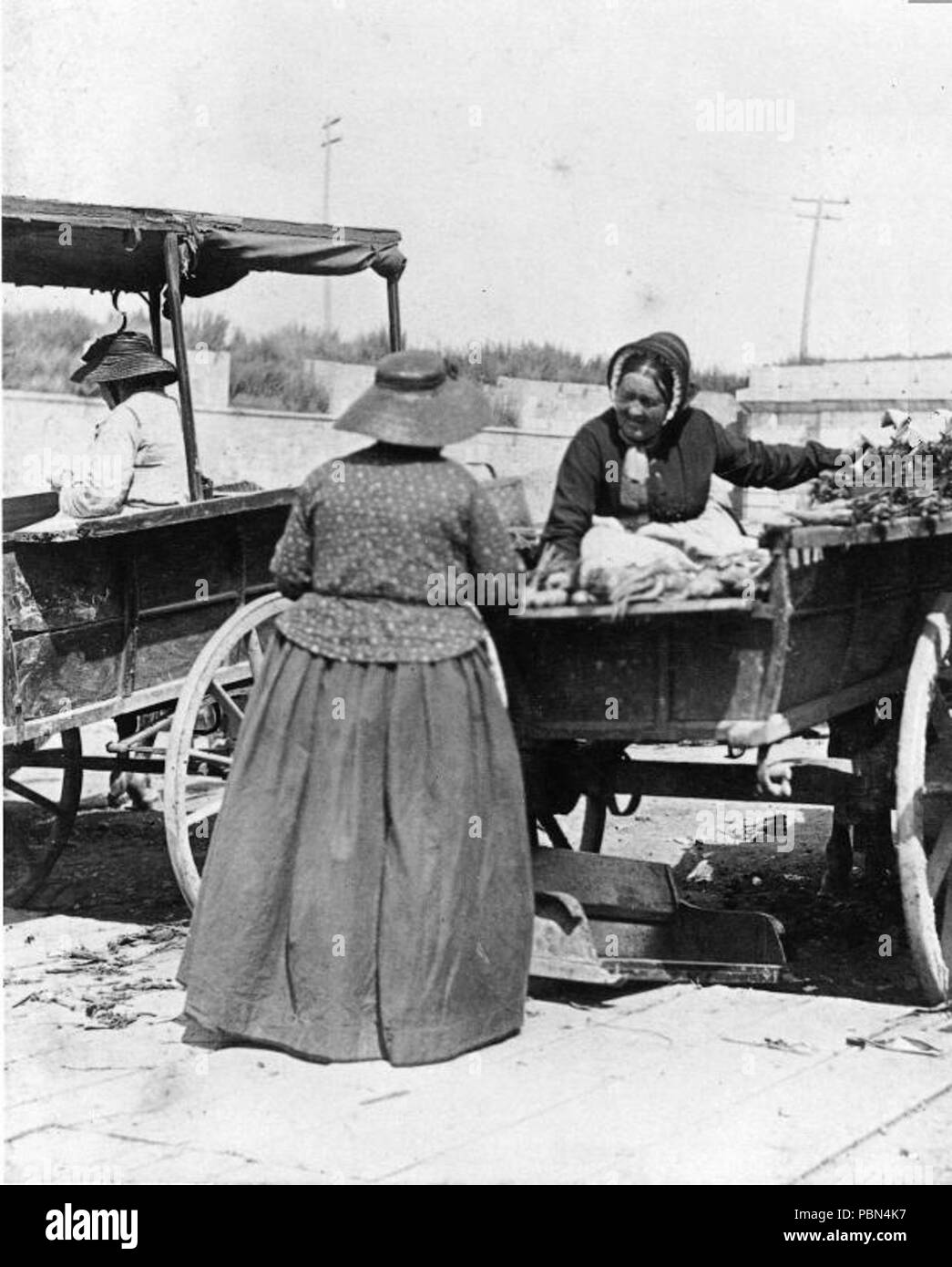 . Anglais : Photographie, vendeurs au marché Montcalm, Québec, QC, vers 1890, anonyme. Les sels d'argent sur papier monté sur carton - phototypie - 12,7 x 10,2 cm English : Photographie, vendeurs au marché Montcalm, Québec, QC, vers 1890, Anonyme. Sels d'argent sur papier monté sur carton - papier albuminé 12.7 x 10.2 cm - . vers 1890 996 marches Montcalm Québec 1890 Banque D'Images