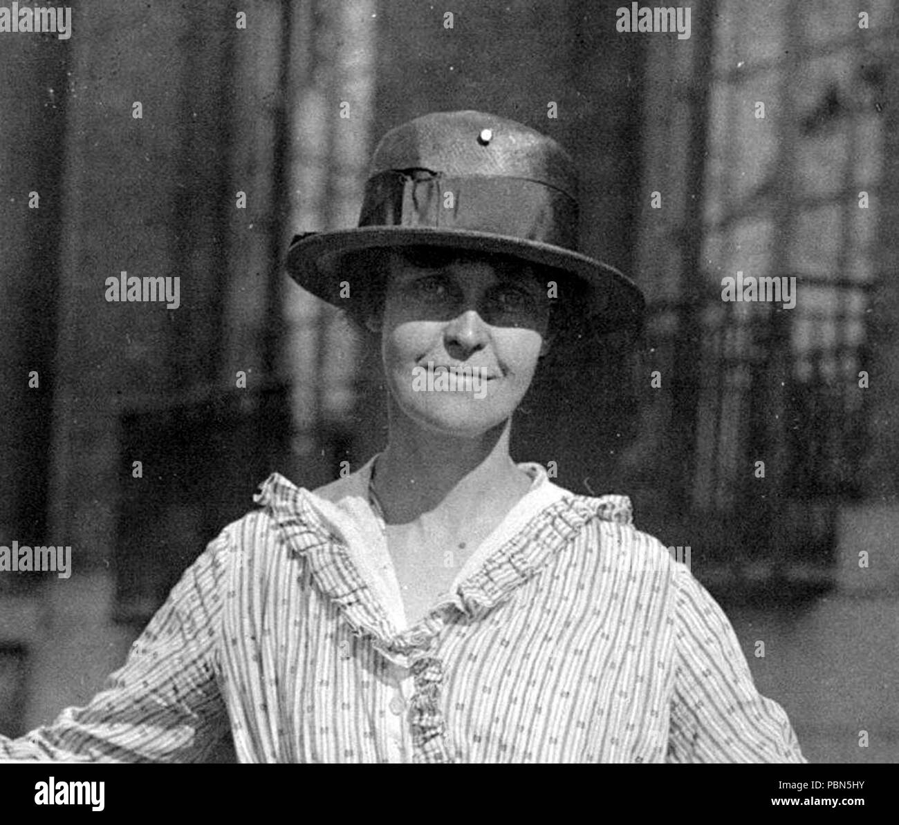 . Anglais : Marie Winsor (Pennsylvanie), holding banner prisonniers au suffrage universel . Octobre-novembre 1917 1004 Marie Winsor (suffragette), cropped Banque D'Images