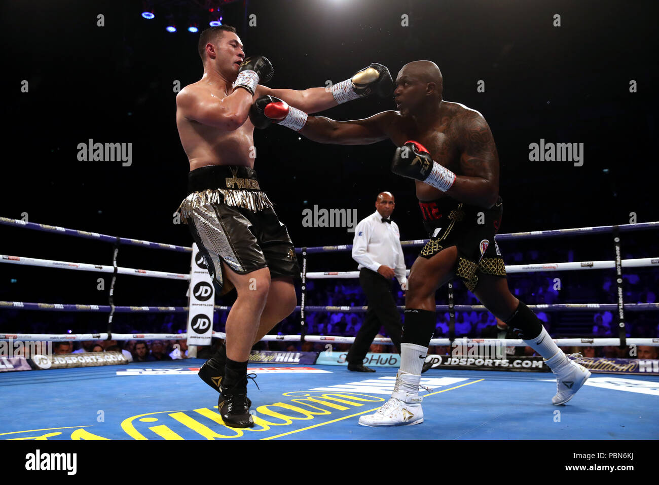 Dillian Whyte (à droite) en action contre Joseph Parker au cours de leur avant son argent WBC Heavyweight Title et WBO Heavyweight Title International à l'O2 Arena, Londres. Banque D'Images