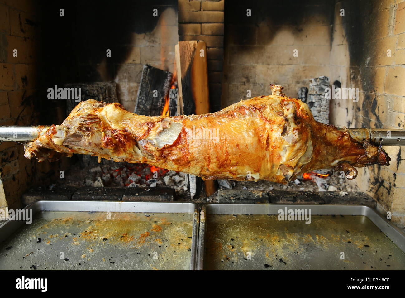 Agneau rôti à la broche Banque de photographies et d'images à haute  résolution - Alamy