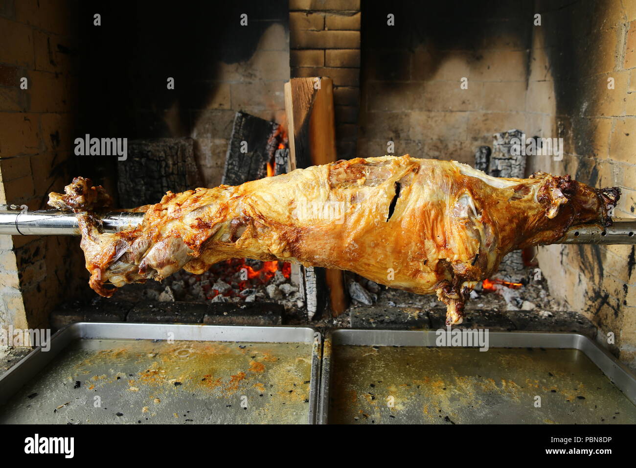 L'agneau rôti à la broche sur le feu Photo Stock - Alamy