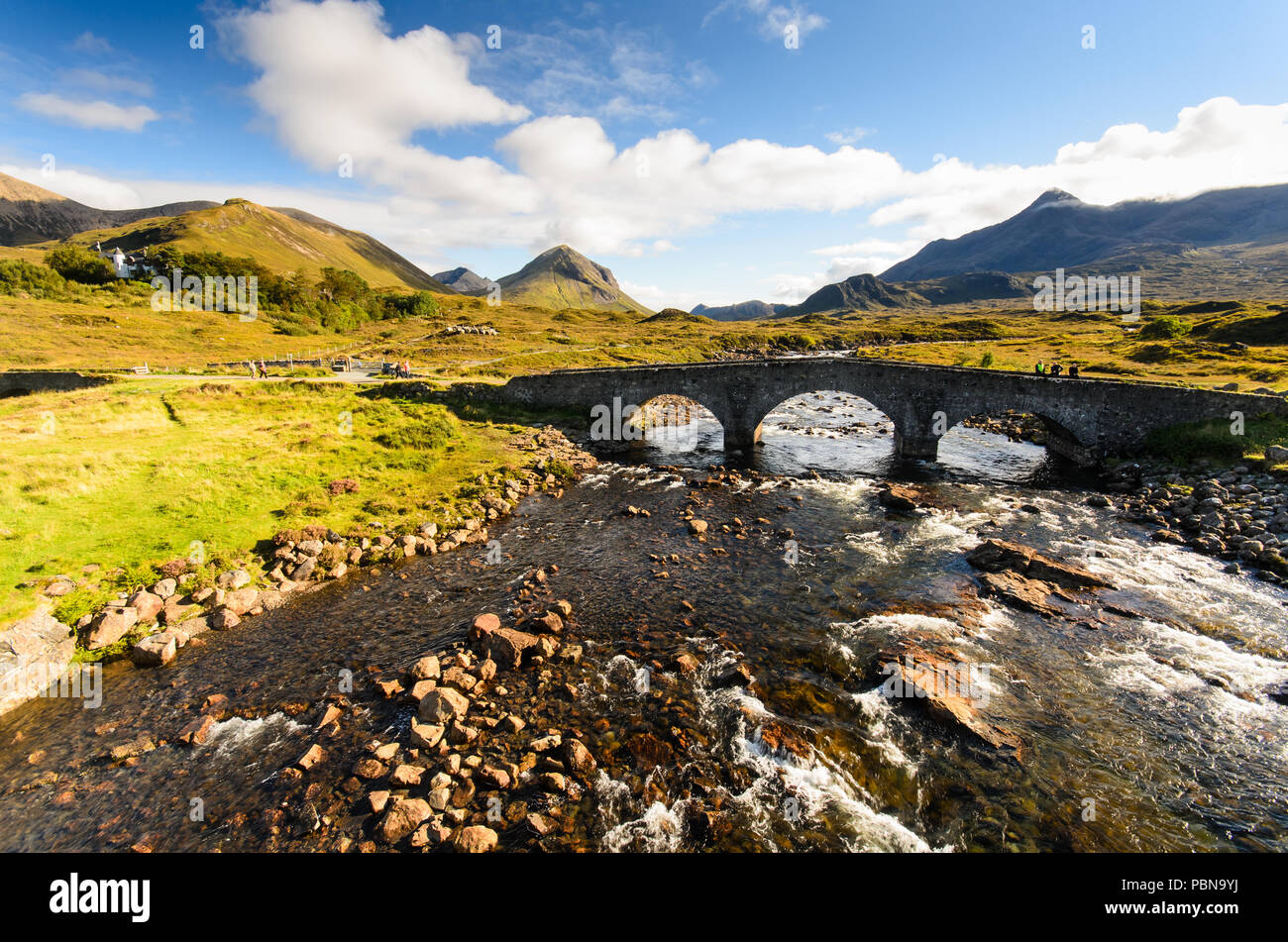 Le pont en arc de pierre sous les montagnes Cuillin à Sligachan sur l'île de Skye dans les Highlands d'Ecosse. Banque D'Images