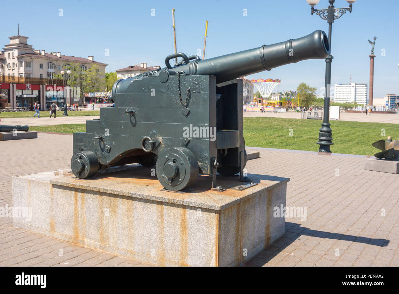 Novorossiysk, Russie - mai 3, 2018 : Monument 12 lb de bateau de plaisance du 13ème siècle, avec un poids de 16,5 kg, installé sur le quai de Novorossiy Banque D'Images