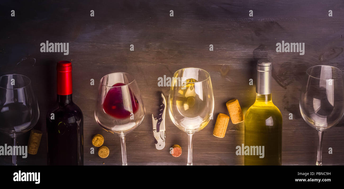 Bouteilles de vin rouge et blanc avec des verres à vin sur table avec copie espace, image, bannière Banque D'Images