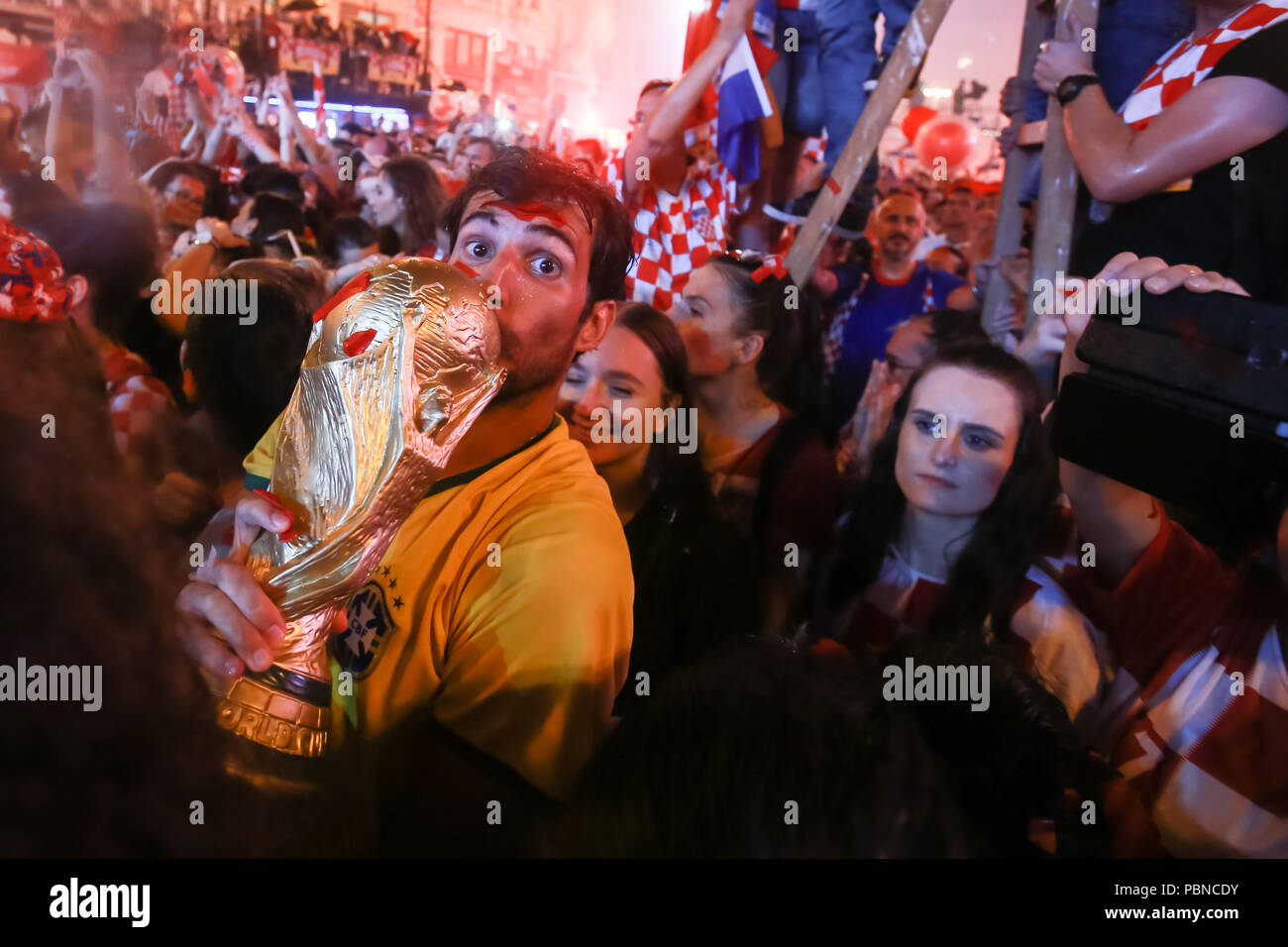 ZAGREB, CROATIE - Juillet 16, 2018 : l'Équipe nationale de Croatie Bienvenue accueil célébration pour la 2ème place sur la Coupe du Monde FIFA 2018 - l'homme dans la foule avec trophy o Banque D'Images