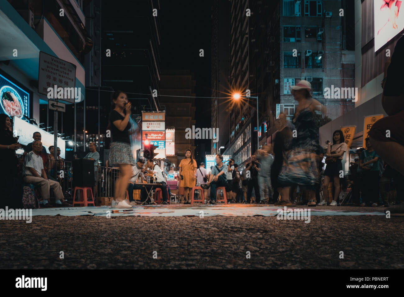 Juillet 28, 2018, Hong Kong Mong Kok : la culture de la rue. Regarder les gens d'un musicien de rue performance à Sai Yeung Choi Street, Mongkok à Hong Kong. Banque D'Images