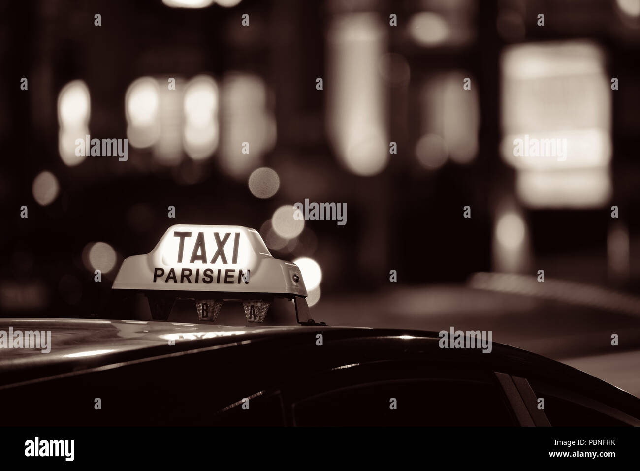 Taxi la nuit dans la rue Paris bokeh Banque D'Images