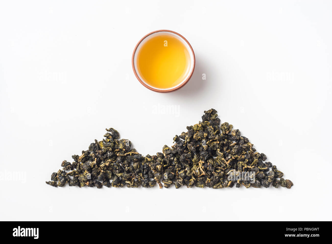 La culture de l'Asie et le design concept - thé oolong de taiwan frais et sec bud porcelaine chinoise comme modèle de tasse de mountain & sun Banque D'Images