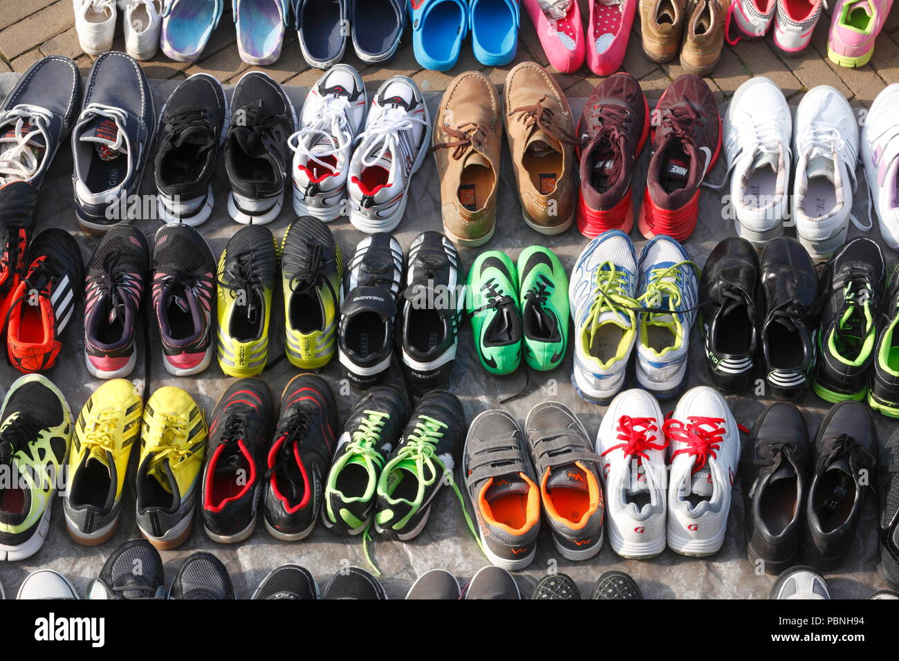 Chaussures de sport colorées sur un étal de marché aux puces, Brême,  Allemagne, Europe je Bunte Sportschuhe auf einem Flohmarktstand, Bremer, un  Kajenmarkt Flohmarkt Photo Stock - Alamy
