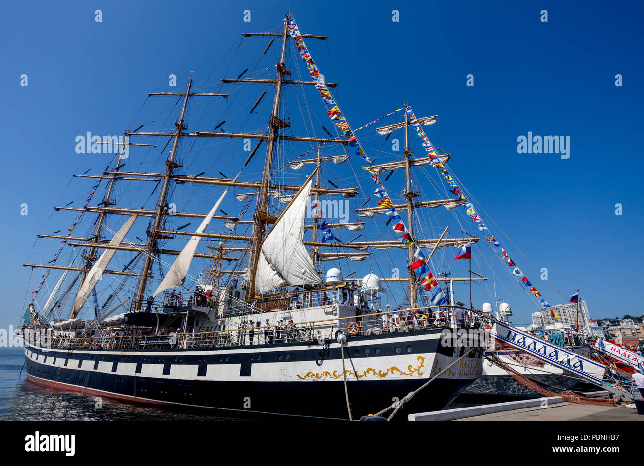 La Russie, Vladivostok, 07/29/2018. Pallada voilier amarré dans le port de Vladivostok. De nombreux touristes à pied autour du bateau dans une journée ensoleillée. Banque D'Images
