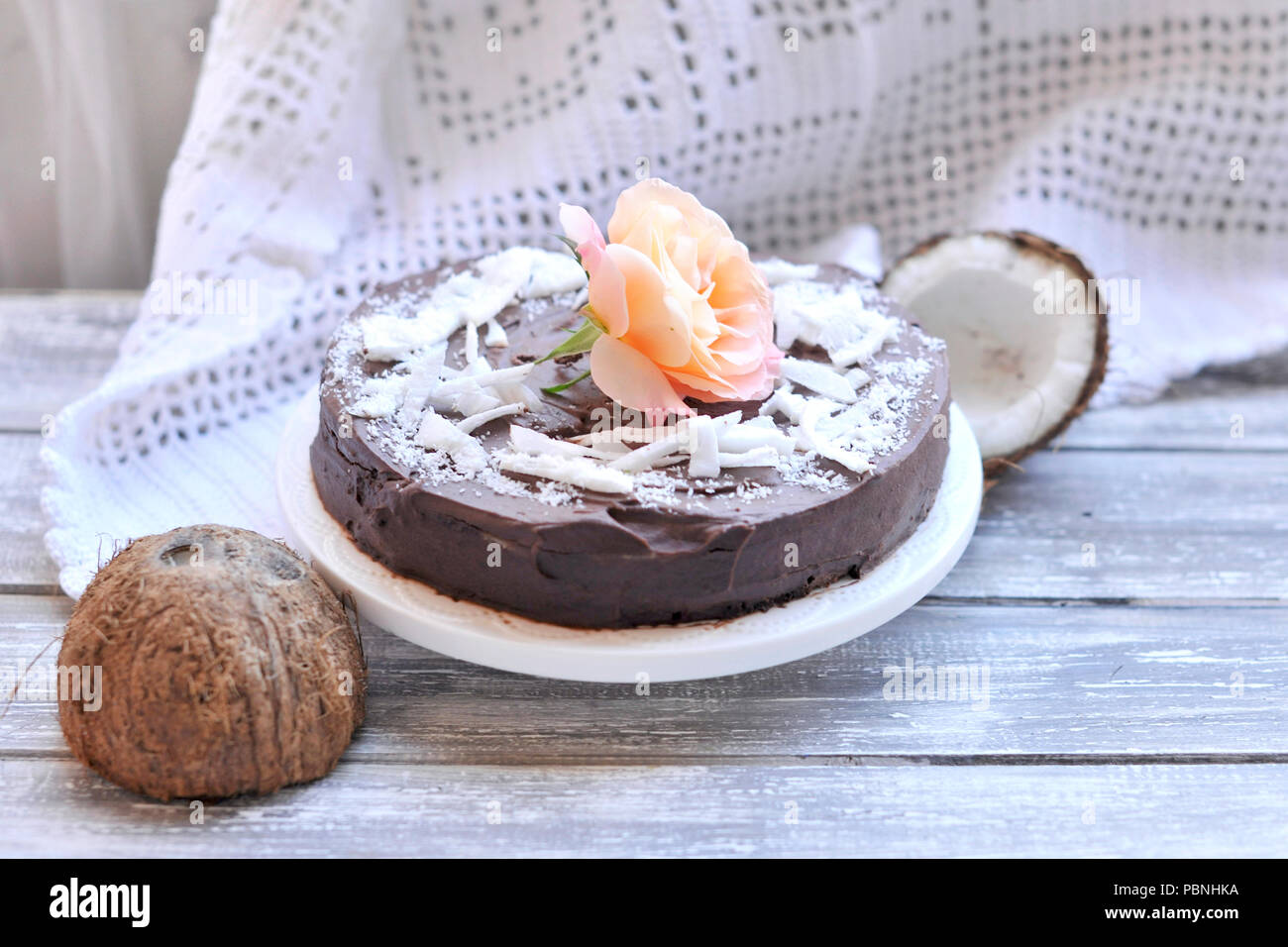 Gateau Au Chocolat A La Noix De Coco Un Dessert Americain Traditionnel Decore D Une Rose Petit Dejeuner Savoureux Photo Stock Alamy