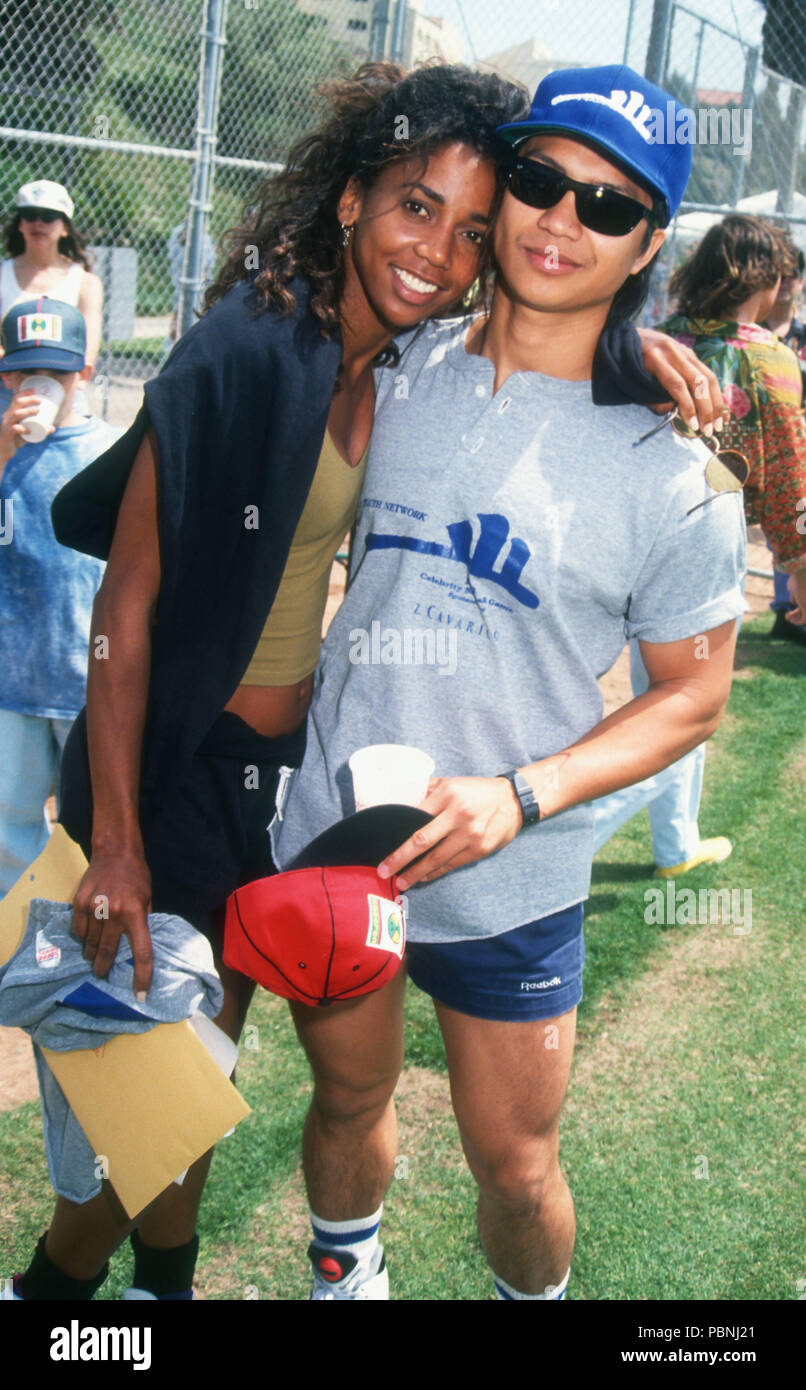 MALIBU, CA - 13 avril : (L-R), actrice Holly Robinson et l'acteur Dustin  Nguyen assister à la match des célébrités du Réseau des jeunes le 12 avril  1992 à Pepperdine University à