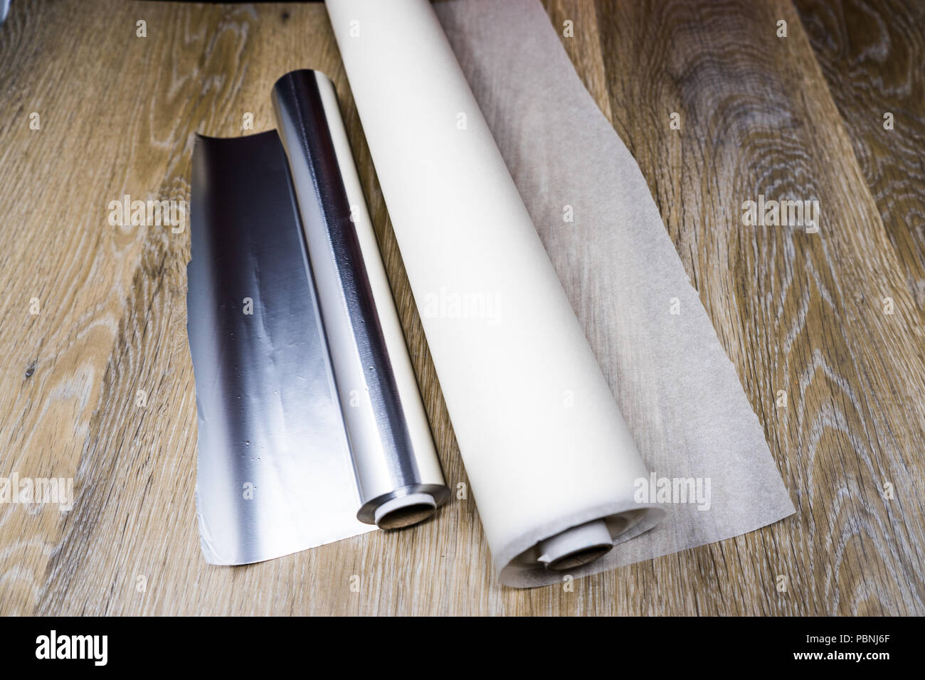 Cuisine aluminium aluminium, papier cuisson siliconé bakewell, papier  parchemin Photo Stock - Alamy