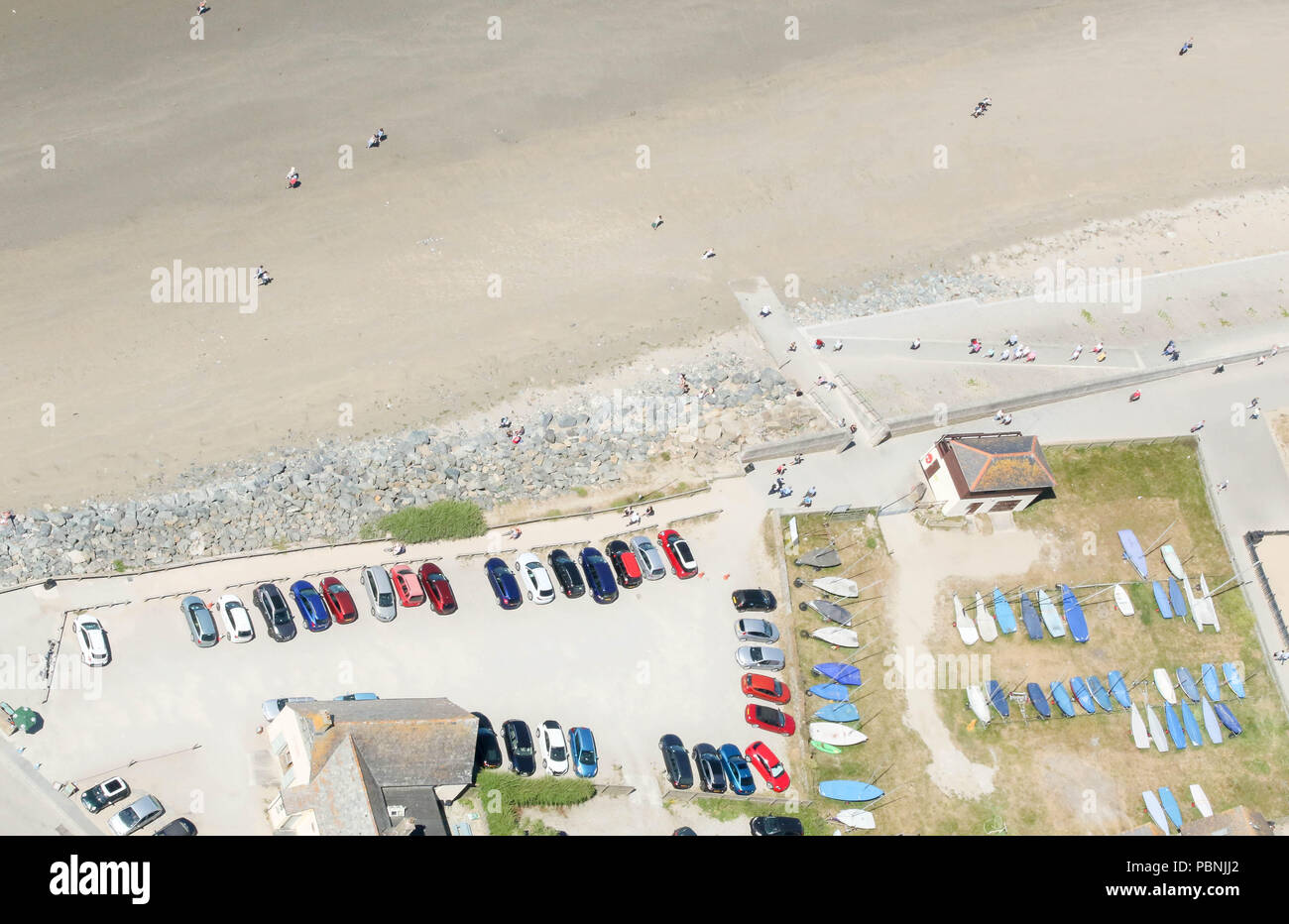 Voiture garée et petits bateaux stockés sur front de mer dans la région de Cornwall. Birds Eye View. Banque D'Images