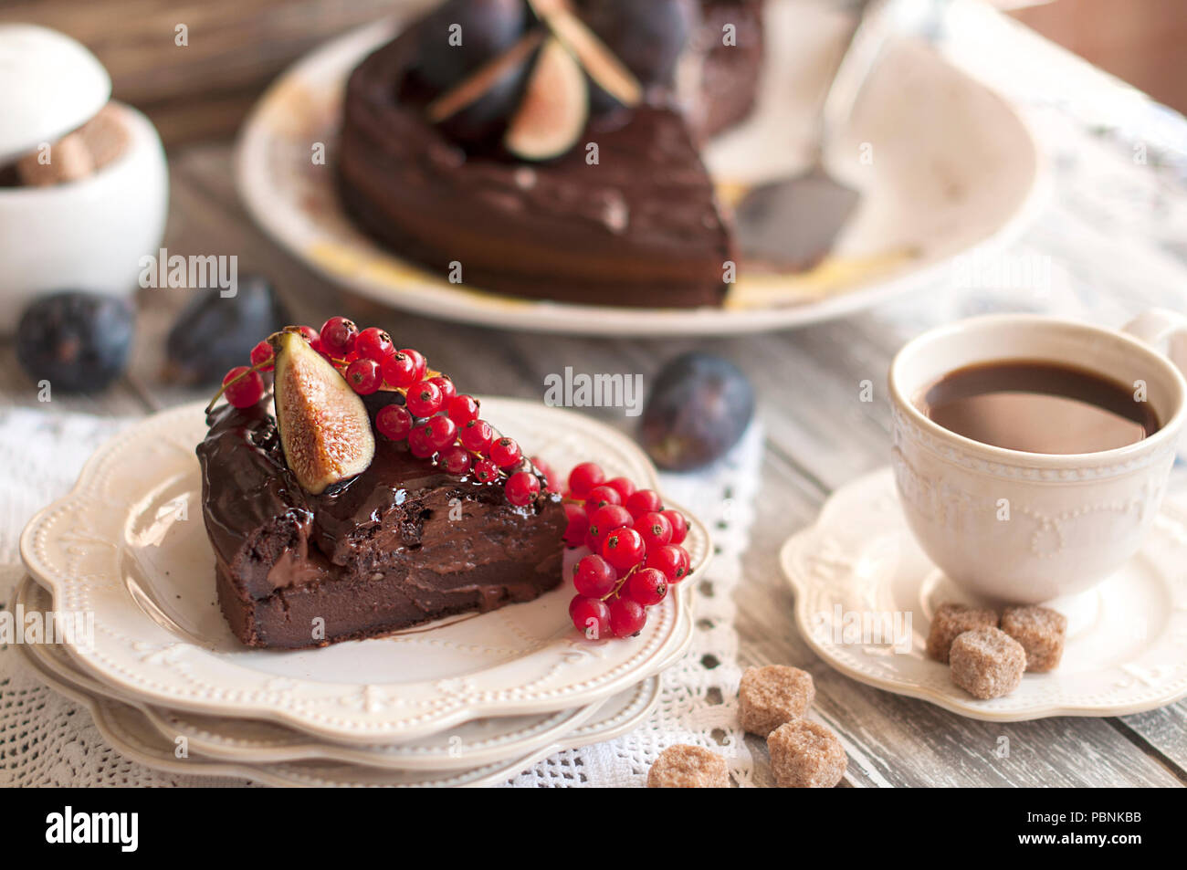Gateau Au Chocolat Aux Fruits Rouges Et De Cafe D Une Decoration De Groseilles Rouges Et Des Figues Fruits D Automne Et Des Viennoiseries Pour Le Petit Dejeuner Photo Stock Alamy