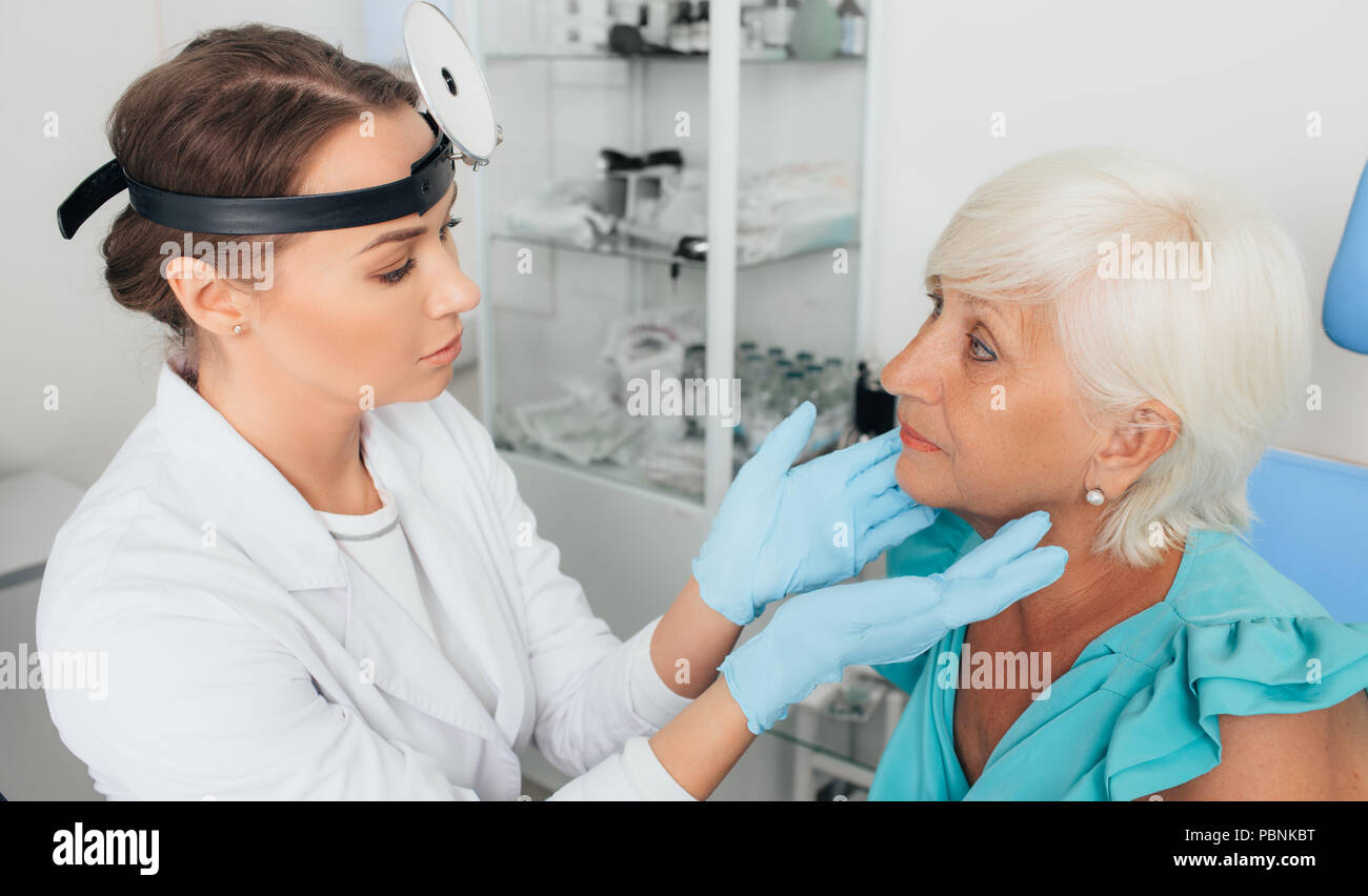 Doctor examining patient's à medical office Banque D'Images
