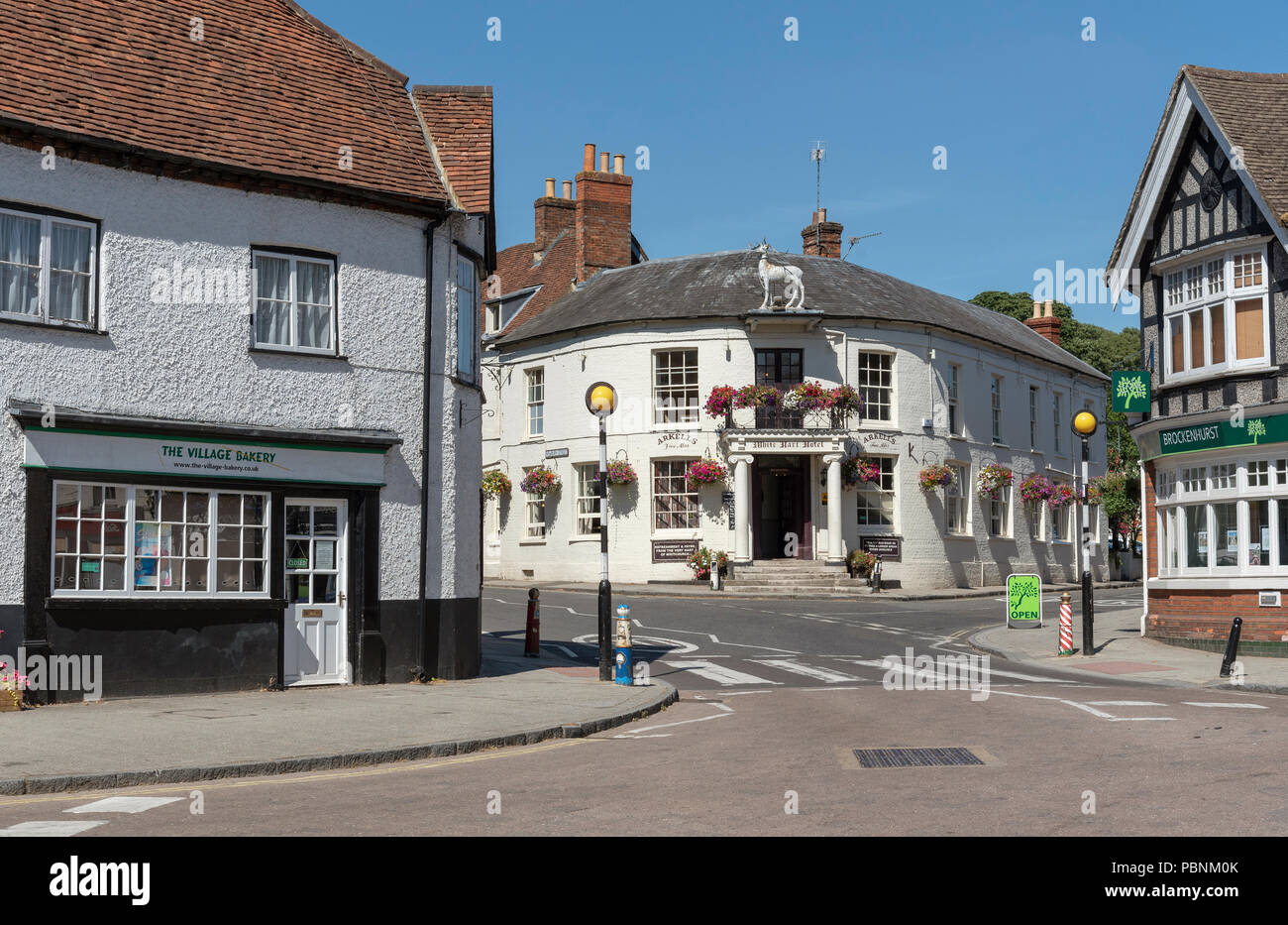 Whitchurch, North Hampshire, England, UK. Centre-ville de cette ancienne ville marchande entre Winchester et de Newbury. Le White Hart Hotel sur Newbury Street. Banque D'Images