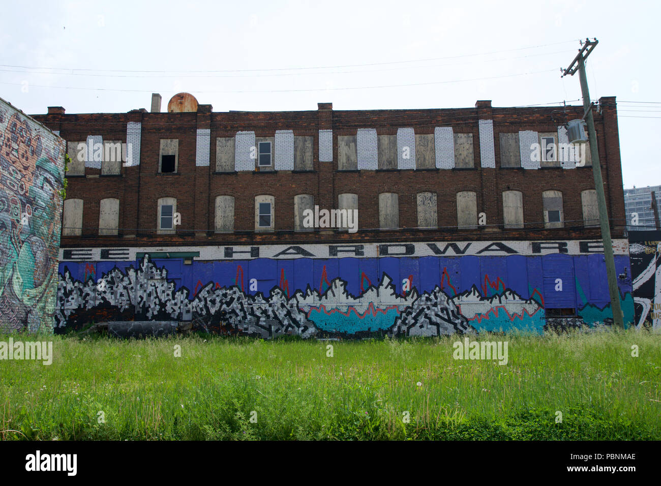 DETROIT, MICHIGAN, UNITED STATES - 22 MAI 2018 : bâtiment abandonné de graffitis au centre-ville d'Detorit Banque D'Images