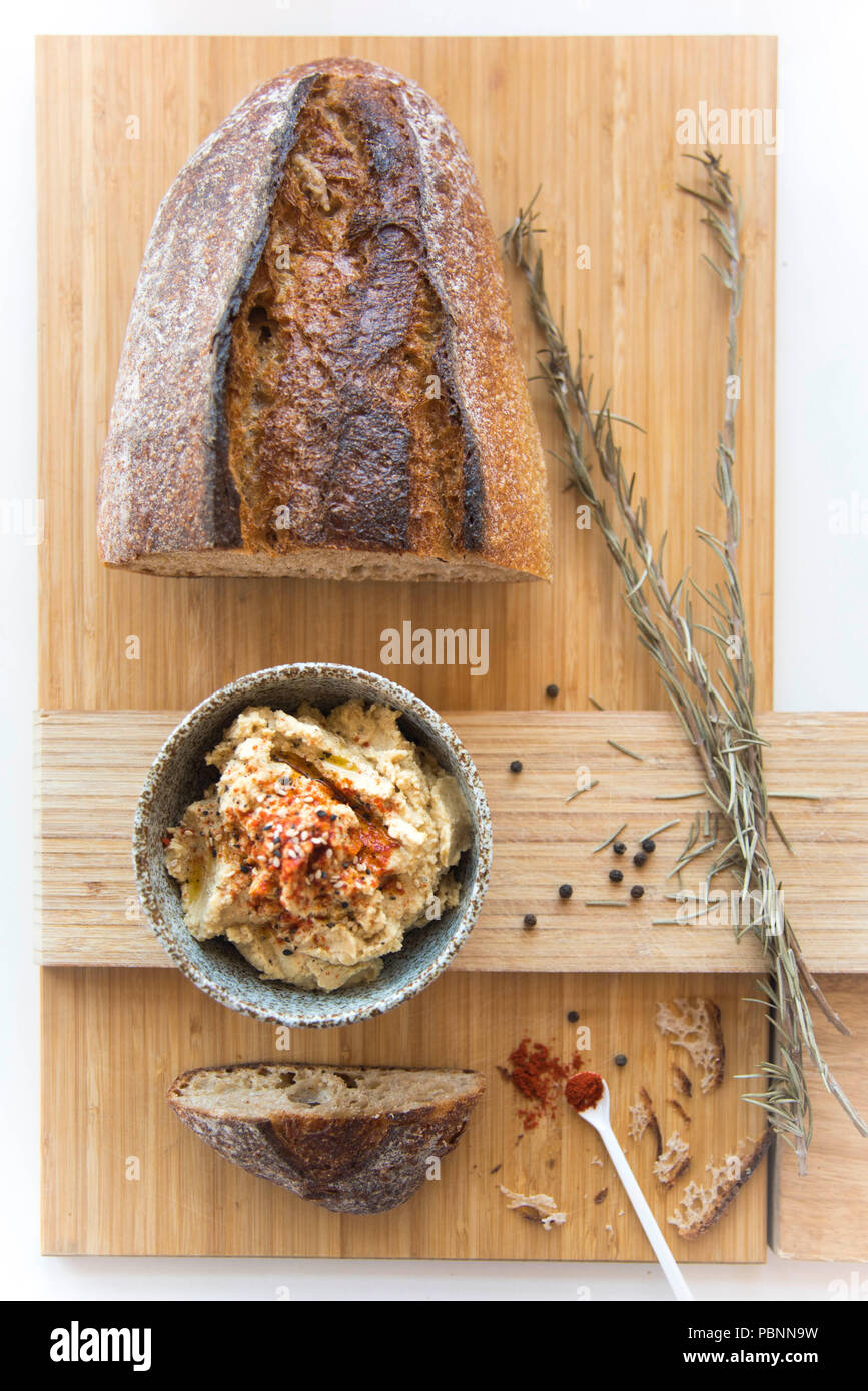 L'hoummos avec farine de pain au levain, paprika et citron. Banque D'Images