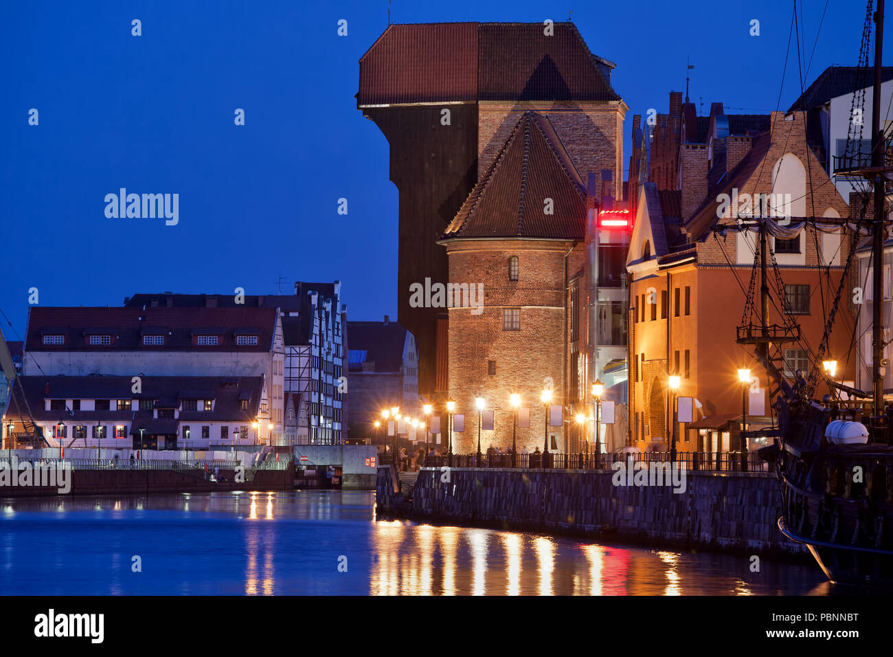 Vieille ville de Gdansk, Pologne la nuit avec la grue de la ville du 15e siècle au bord de la rivière Motlawa. Banque D'Images