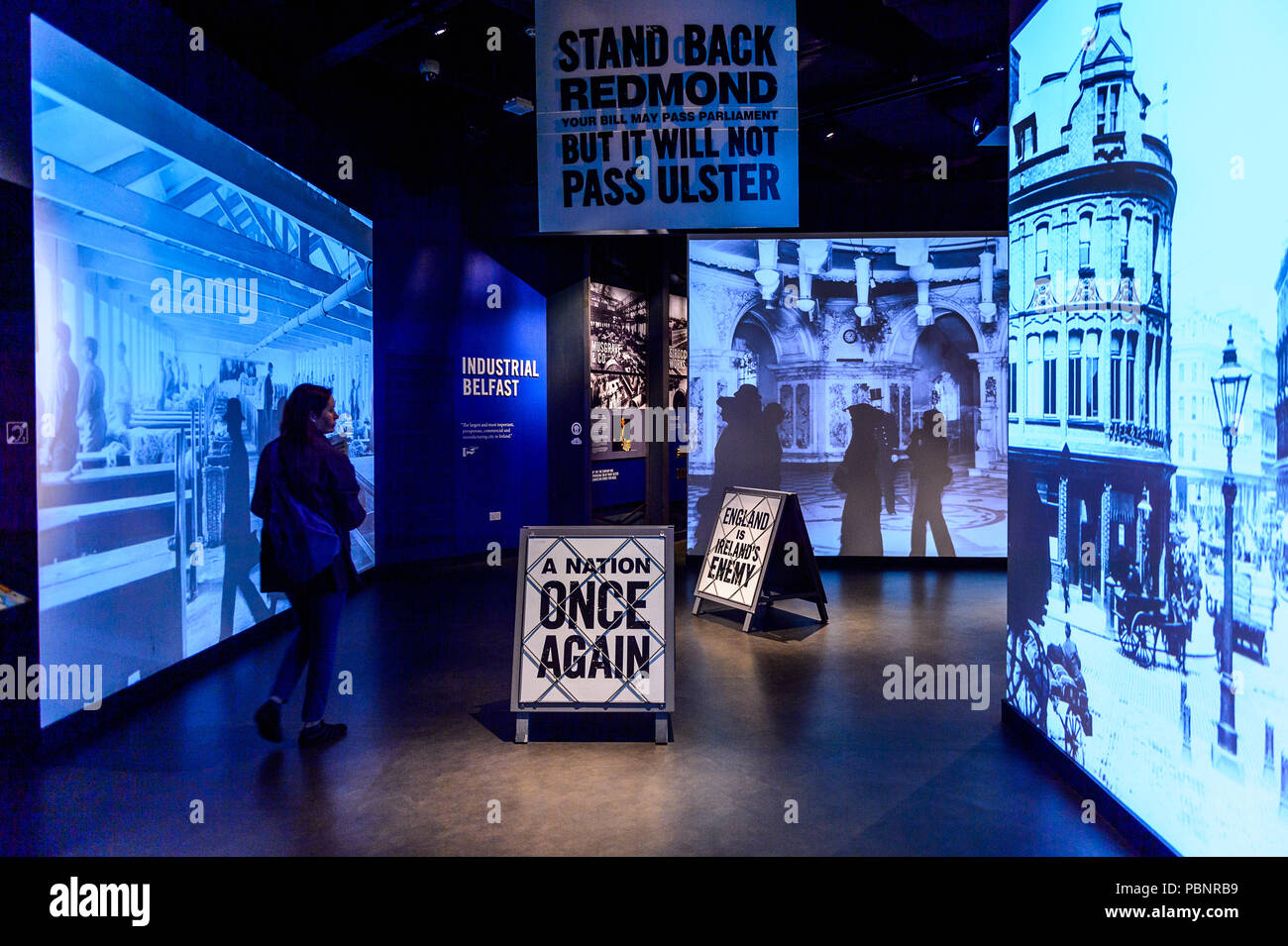 BELFAST, NI - 14 juillet 2016 : l'intérieur du Titanic Belfast, principale attraction dédiée à la RMS Tinanic, un navire qui a coulé en frappant un iceberg Banque D'Images