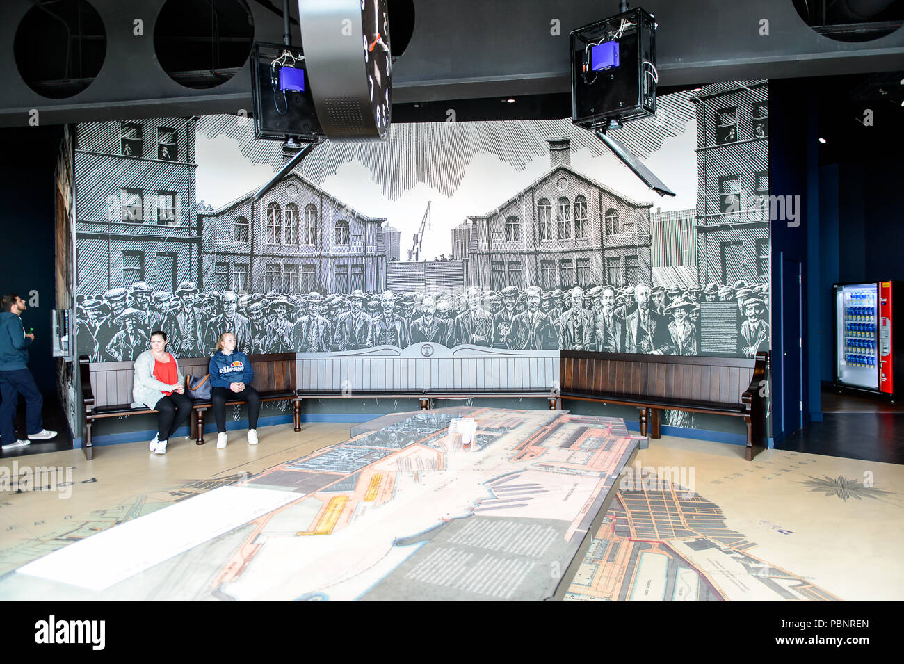 BELFAST, NI - 14 juillet 2016 : Titanic Belfast, principale attraction dédiée à la RMS Tinanic, un navire qui a coulé en frappant un iceberg en 1912. Banque D'Images