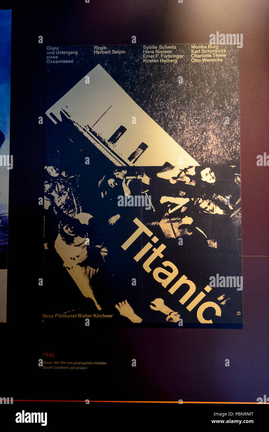 BELFAST, NI - 14 juillet 2016 : affiche de film Titanic, dans le Titanic Belfast, principale attraction dédiée à la RMS Tinanic, un navire qui a coulé par hitti Banque D'Images