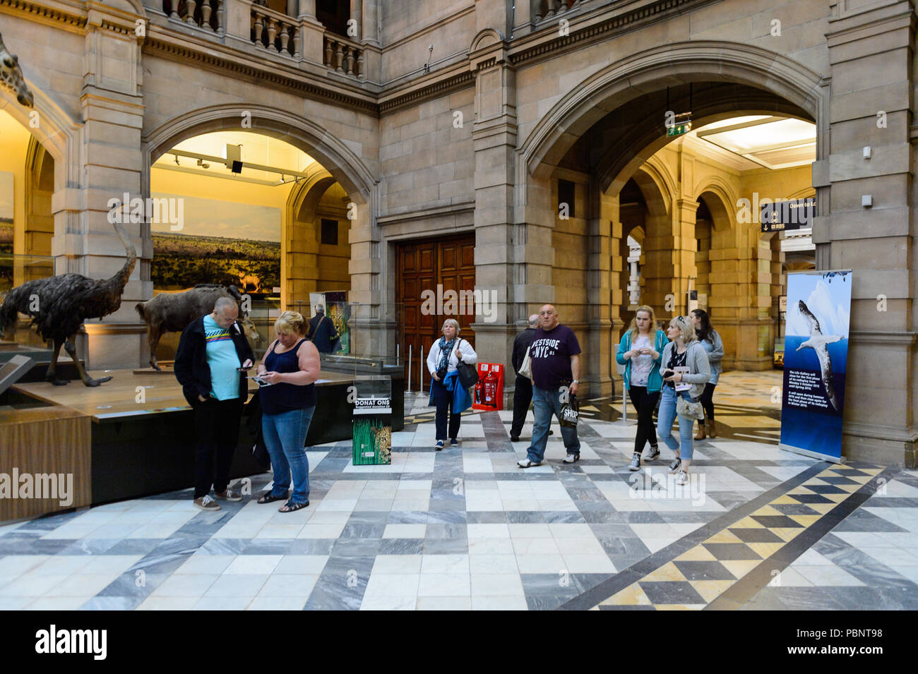 GLASGOW, ÉCOSSE - 16 juillet 2016 : Intérieur de la Kelvingrove Art Gallery and Museum, Argyle Street, Glasgow. C'est une attraction populaire pour les touri Banque D'Images