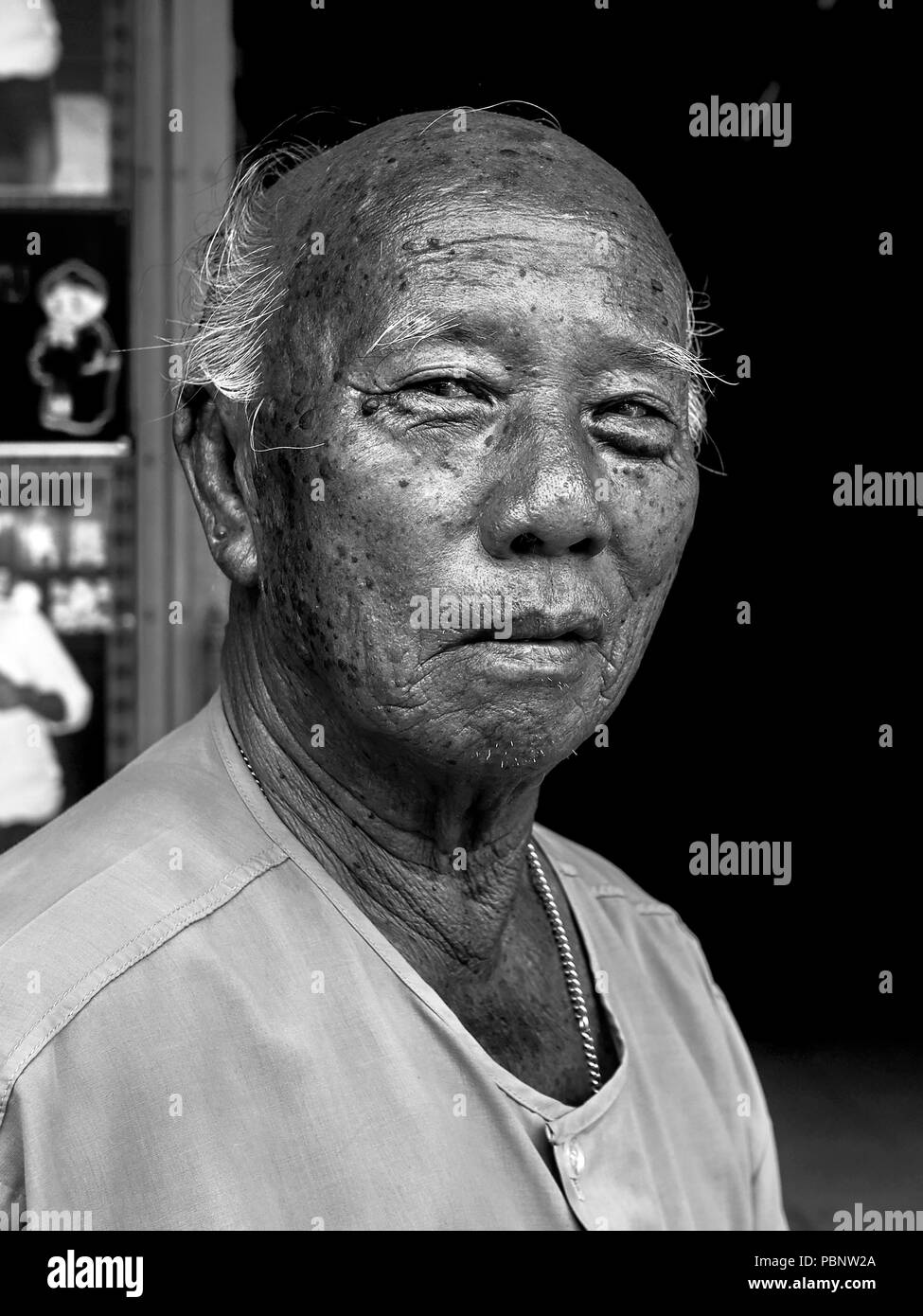 Portrait noir et blanc d'un homme asiatique âgé, Photographie noir et blanc Banque D'Images
