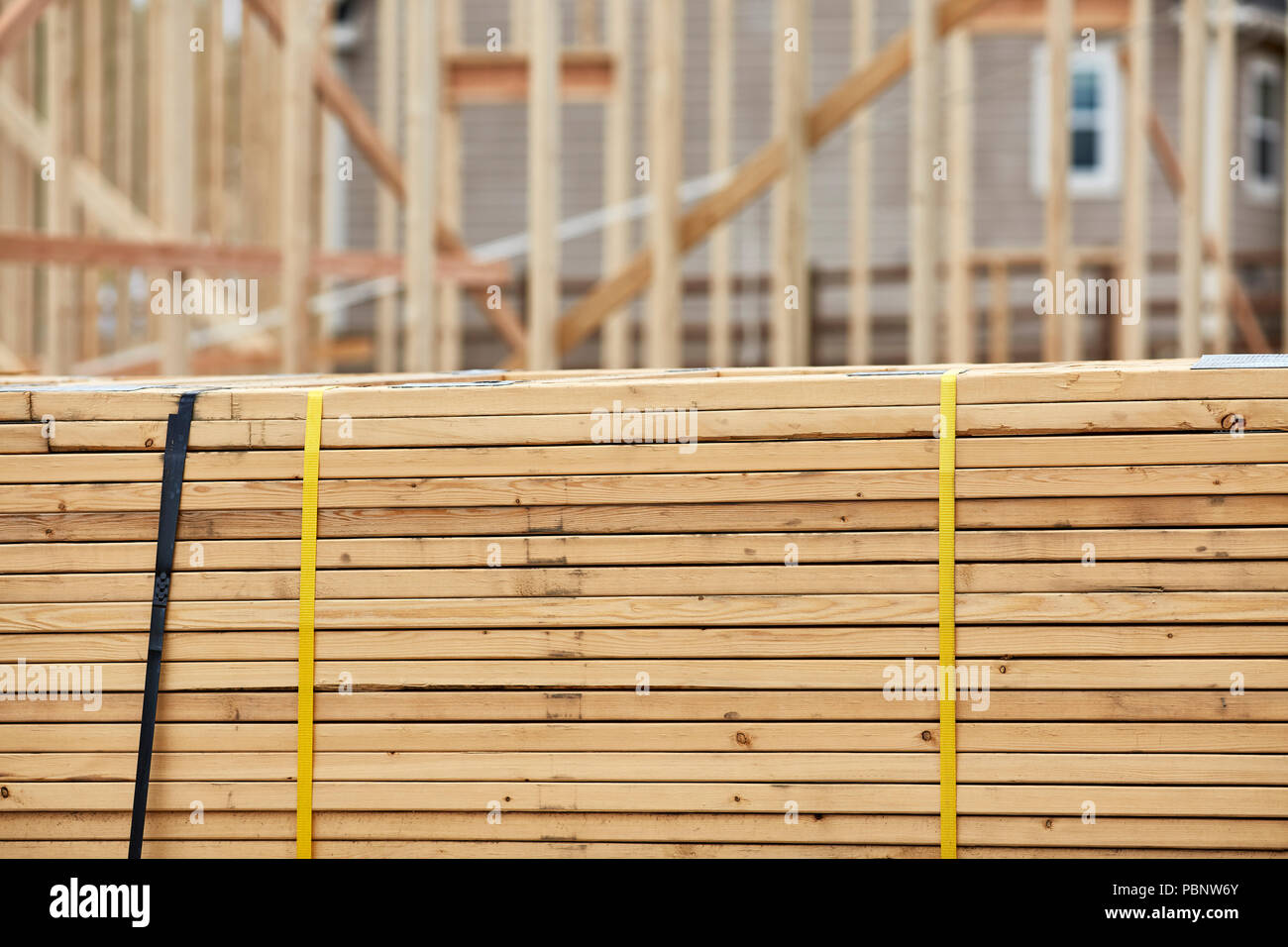 Une grande pile de bois de toiture portant sur le terrain avec une faible profondeur de champ Banque D'Images