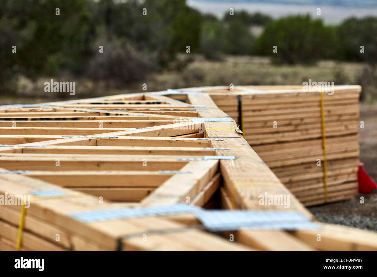 Une grande pile de bois de toiture portant sur le terrain Banque D'Images