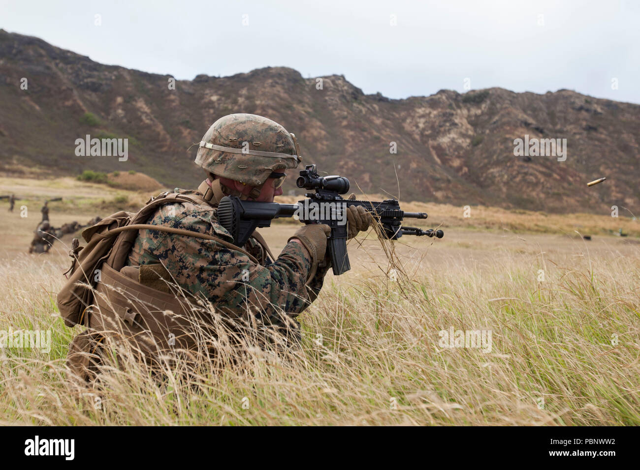 Un U.S. Marine 3e Bataillon, 3e Régiment de Marines, III Marine Expeditionary Force, fournit avec un tir de suppression est M27 Fusil automatique d'infanterie lors d'une agression de l'équipe d'incendie au centre de formation de la plage de la baie de Kaneohe, Marine Corps Base New York, le 26 juillet 2018. Riflemen utilisé leurs systèmes d'armes individuelles telles que le lance-grenades M203, M72 Arme antichar légers (LOI), M4A1 et le fusil d'assaut M27 Fusil automatique d'infanterie pour mener une agression de l'équipe d'incendie. Marines avec l'Inde, Kilo et limousine montréal ont travaillé ensemble pour améliorer leur communication, le leadership et la létalité comme une équipe d'incendie. (U.S. Banque D'Images