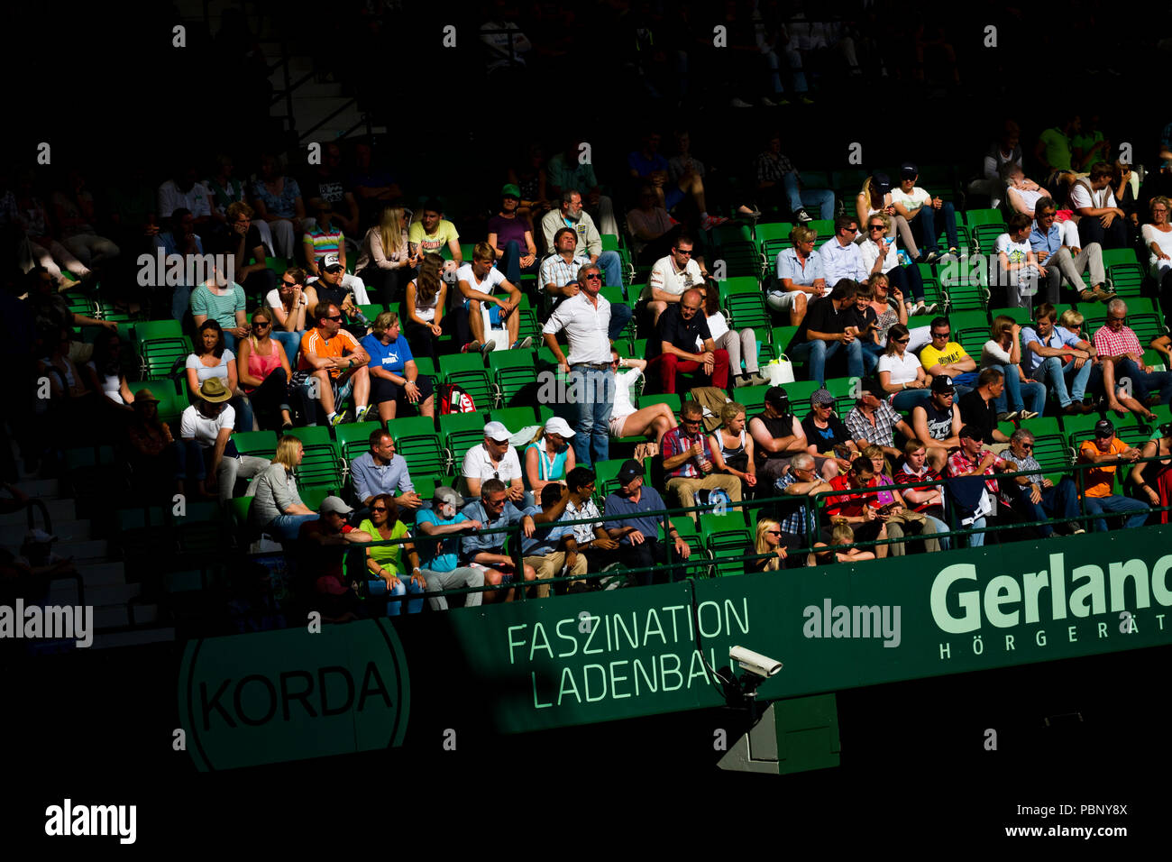 La foule à la 2013 Gerry Weber Open profitant du soleil à Halle (Westfalen), Allemagne. Banque D'Images